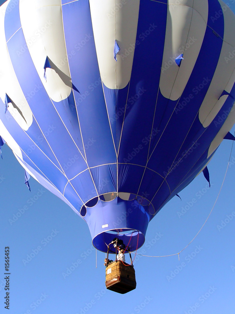 蓝天上的热气球