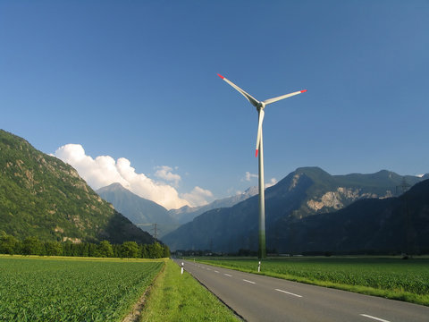 道路、山脉和风力发电机