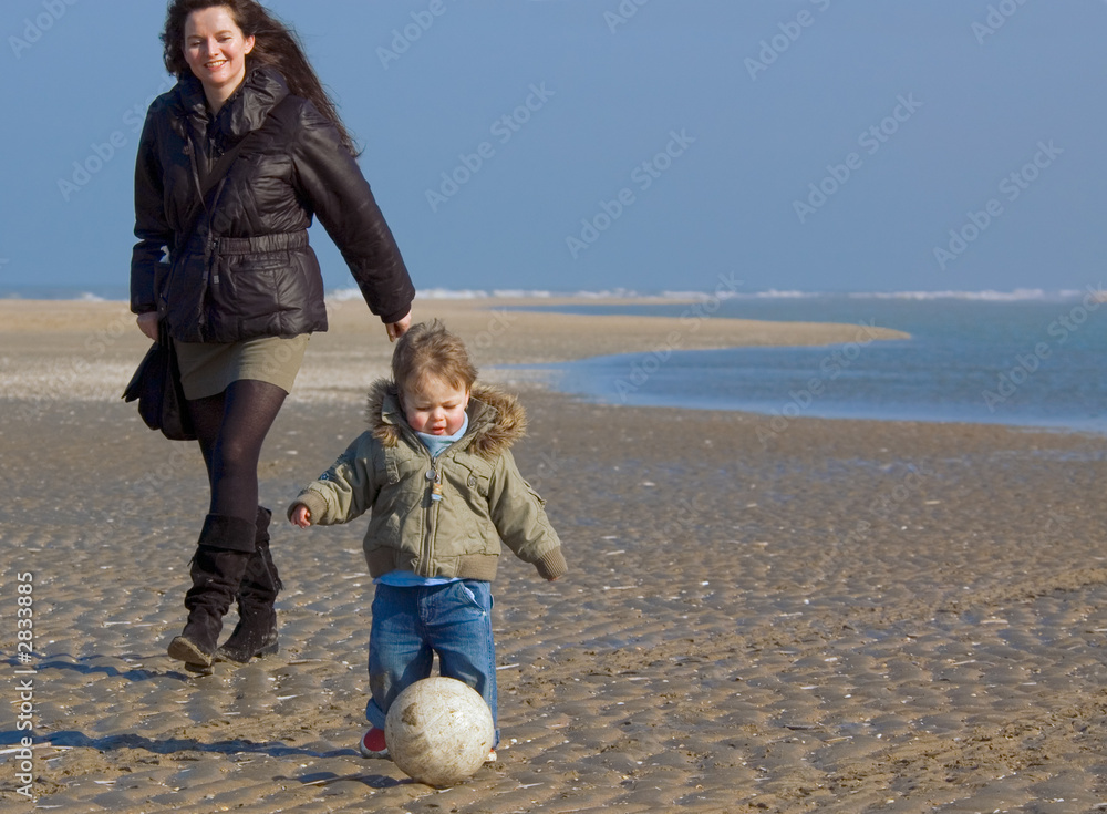 海滩上快乐的母亲和她的儿子