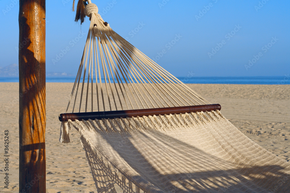 美丽海滩上的吊床。