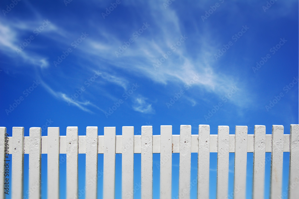白色的栅栏和蓝色的天空。