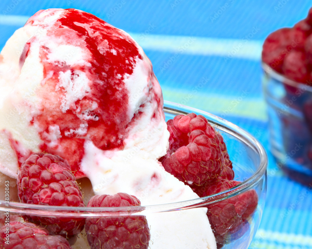 树莓冰淇淋配新鲜树莓。