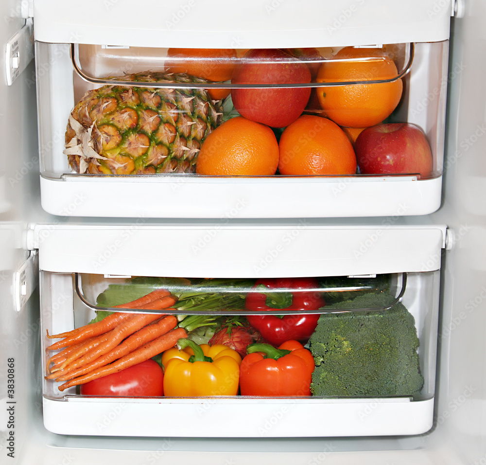 冰箱里的新鲜水果和蔬菜。