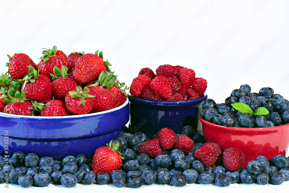 夏季浆果、草莓、覆盆子、蓝莓