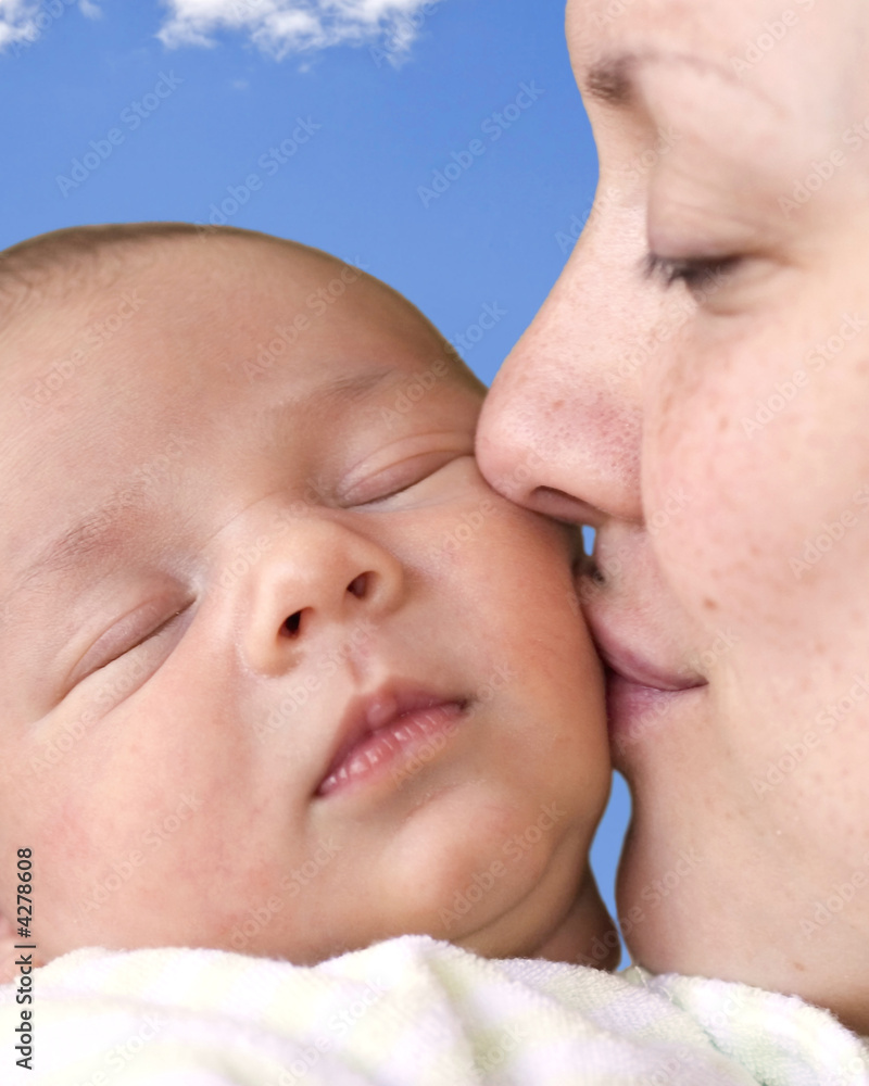 妈妈亲吻新生儿，幸福的妈妈爱宝宝