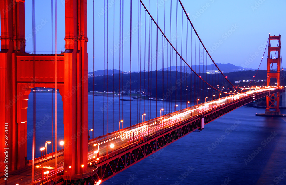 加州旧金山金门大桥，夜间通过吊桥