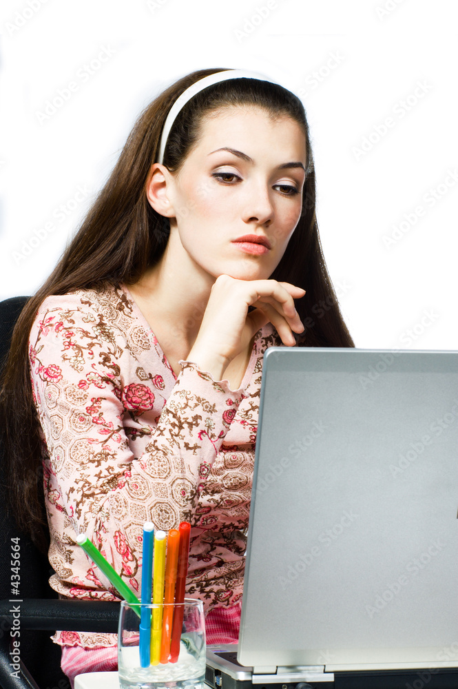 女孩与笔记本电脑