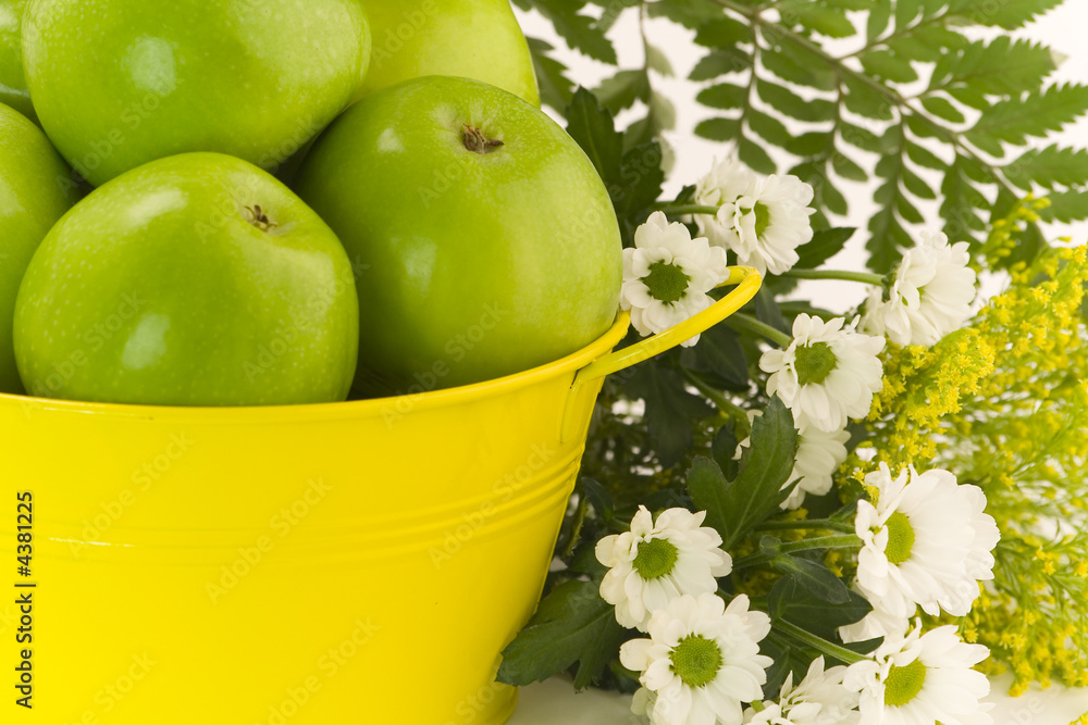 绿苹果、黄水桶和白底花朵