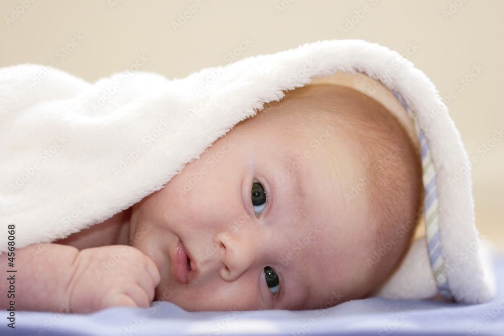 男婴头上盖着柔软的毯子躺下
