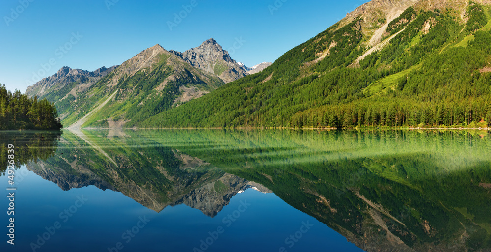 宁静的湖水中映出群山的风景