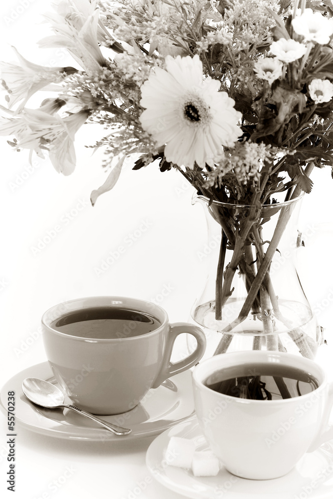 两杯茶和花。Sepia色调。