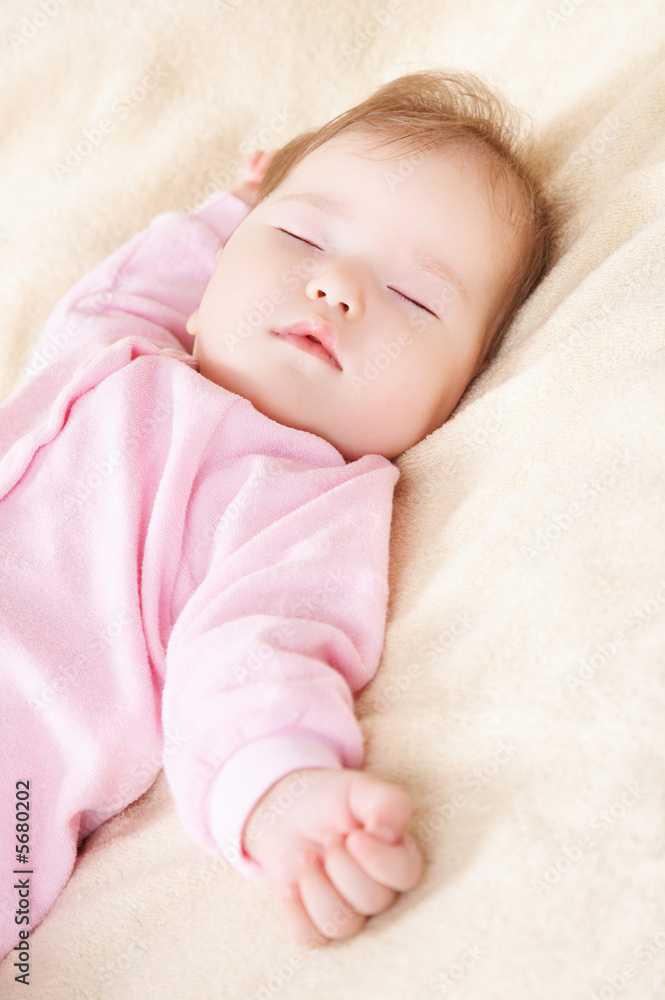 穿着粉色衣服睡觉的婴儿