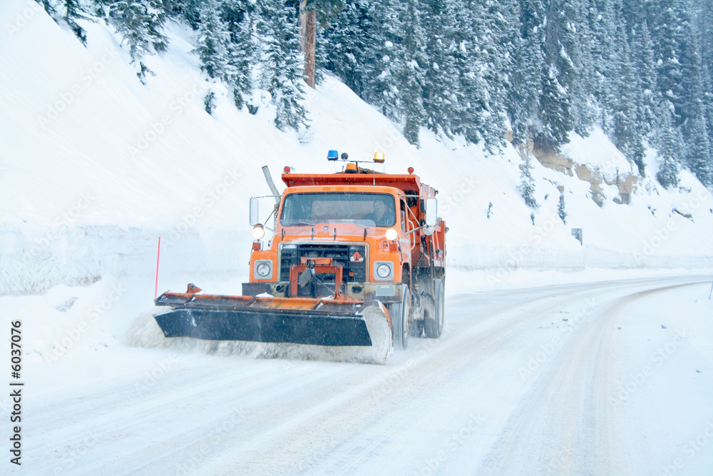 扫雪机清除山区公路上的积雪