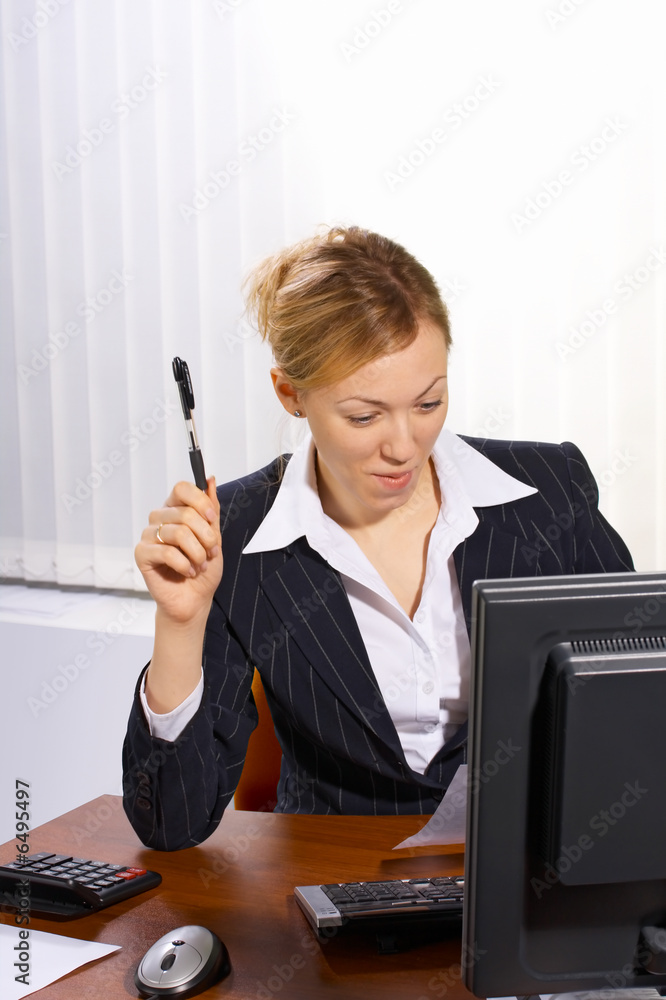 坐在电脑桌旁的商务女性