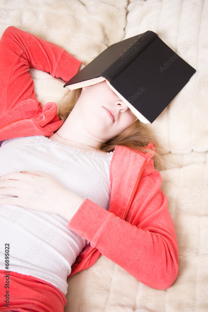年轻女子看书睡着了