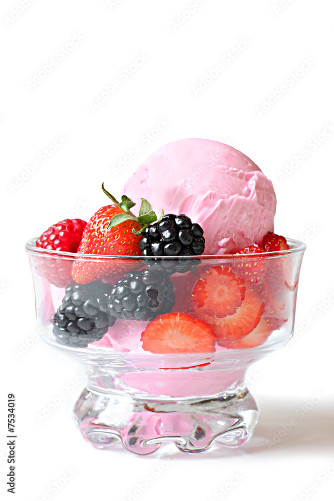草莓冰淇淋或冷冻酸奶