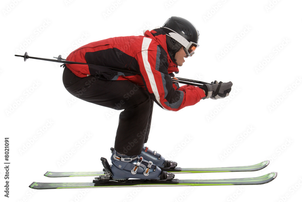 采用空气动力学姿势的滑雪者