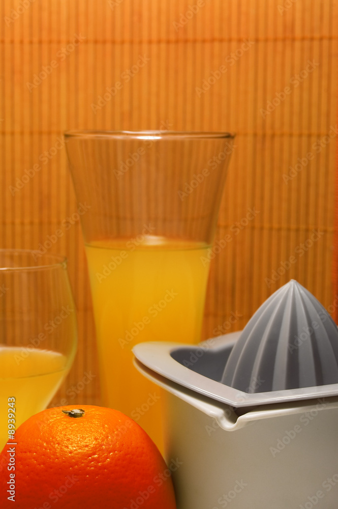 榨汁机和装有橙汁的玻璃杯
