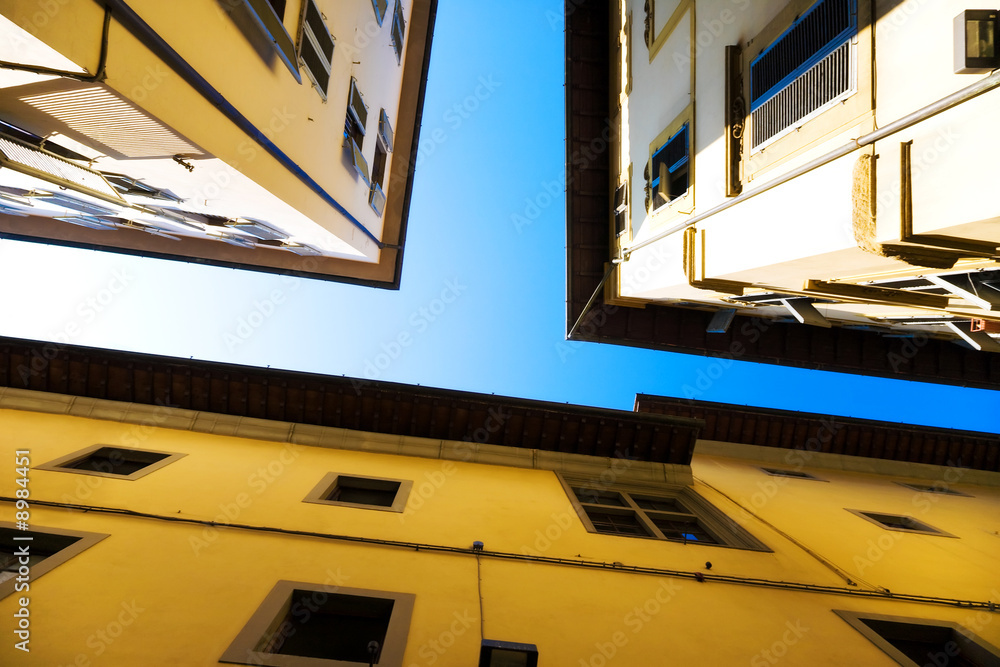 仰望屋顶和天空。传统的意大利街道。