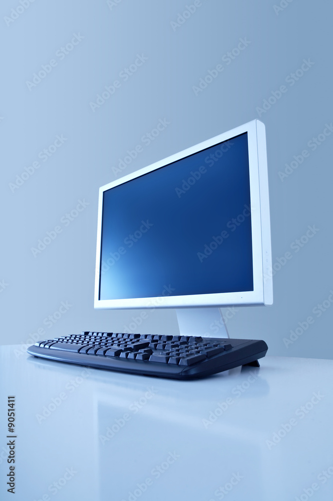 电脑的显示器和键盘在反射台上