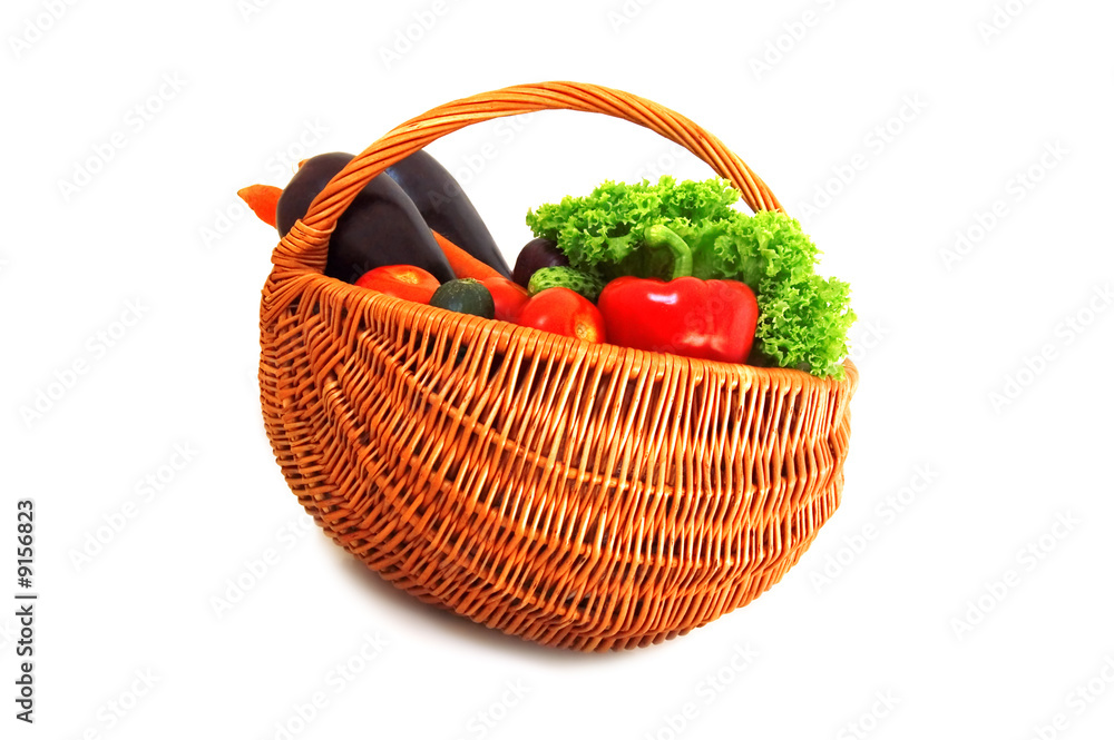 白色隔离篮子里的蔬菜
