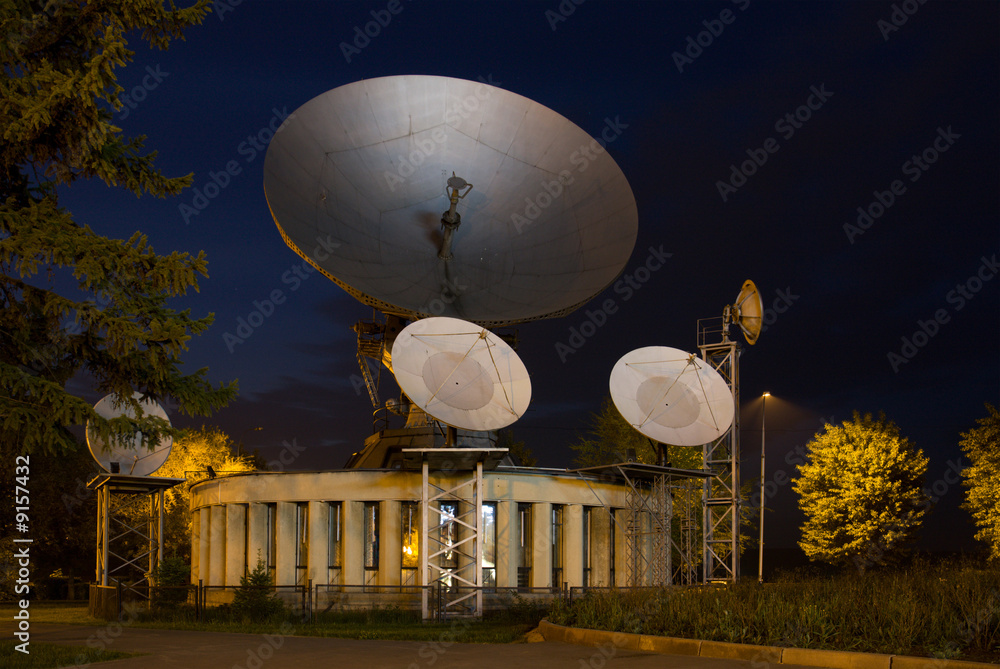 电信行业的大型碟形卫星天线