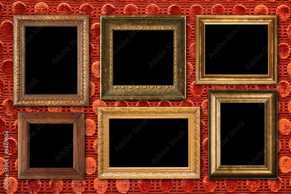 奢华的红色天鹅绒墙上的古董相框系列。