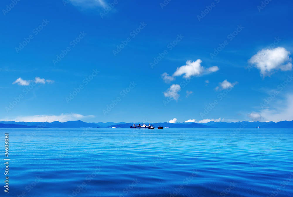 船与蓝天的海景