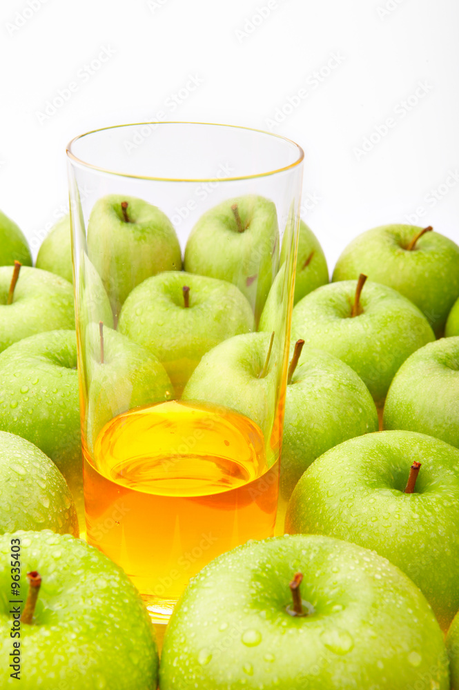 装果汁的杯子在一组青苹果中的价格
