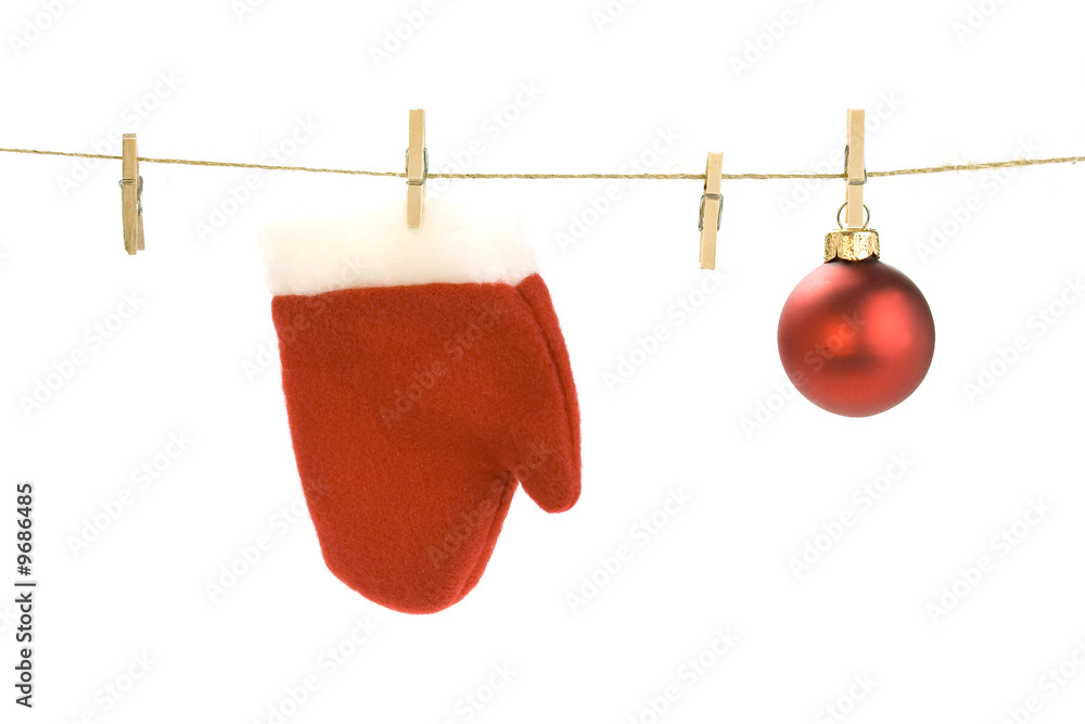 红色圣诞老人手套和晾衣绳上的圣诞球。