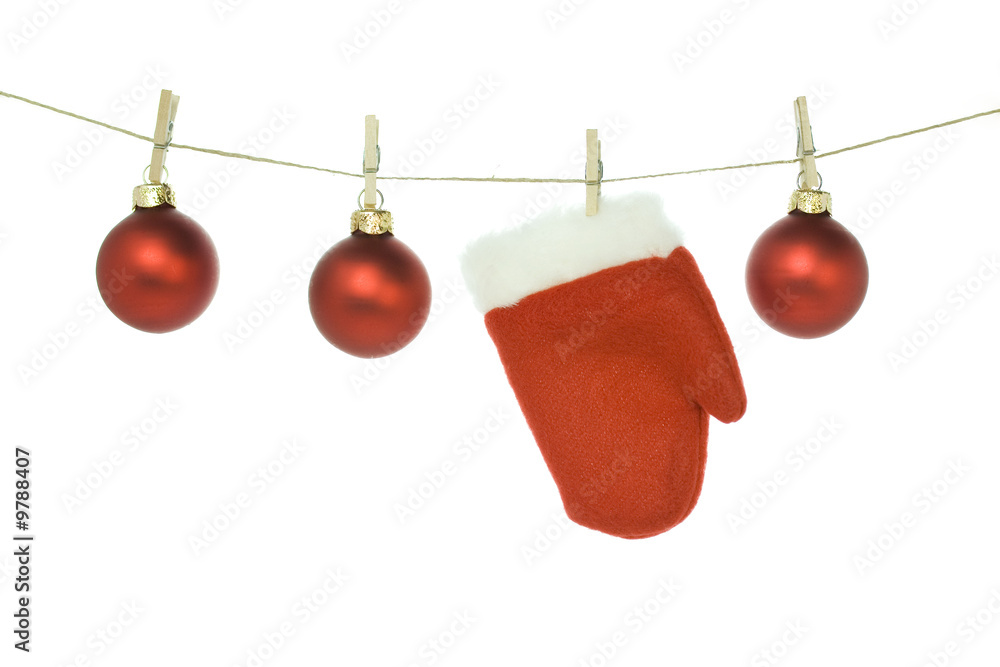 红色圣诞老人手套和晾衣绳上的圣诞球……