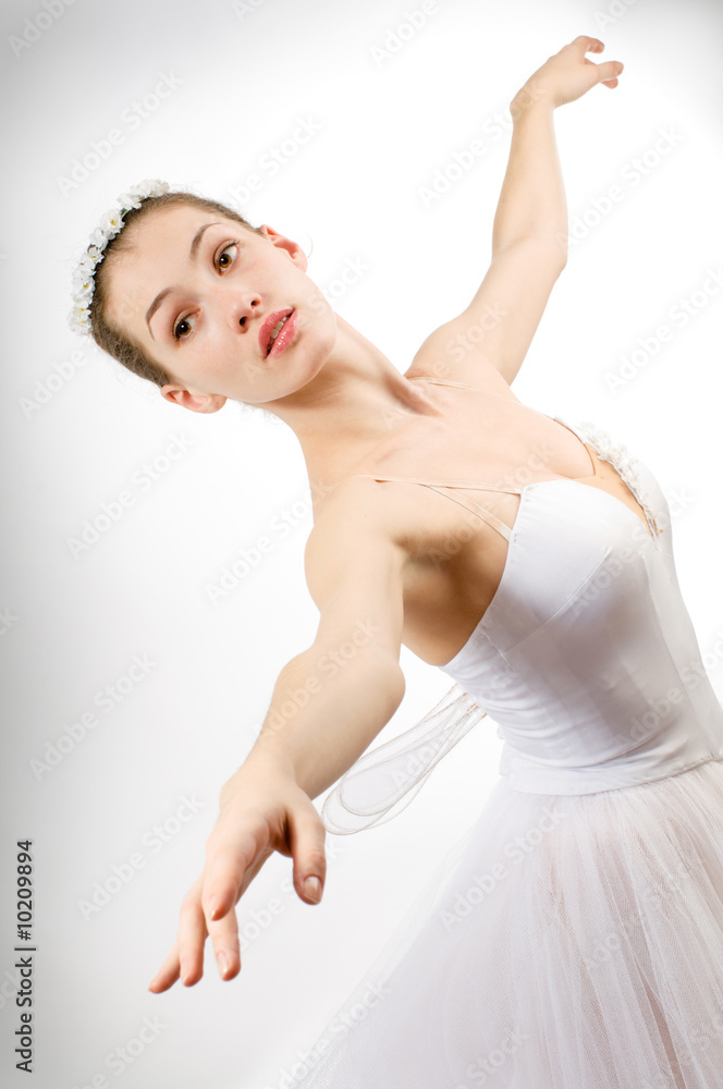 一位年轻出色的芭蕾舞演员正在优雅地跳舞