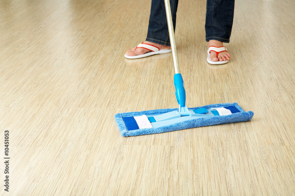 清洁工在房屋内洗地板