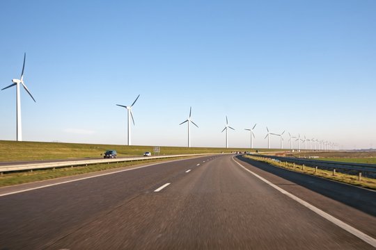 荷兰乡村公路上的风车