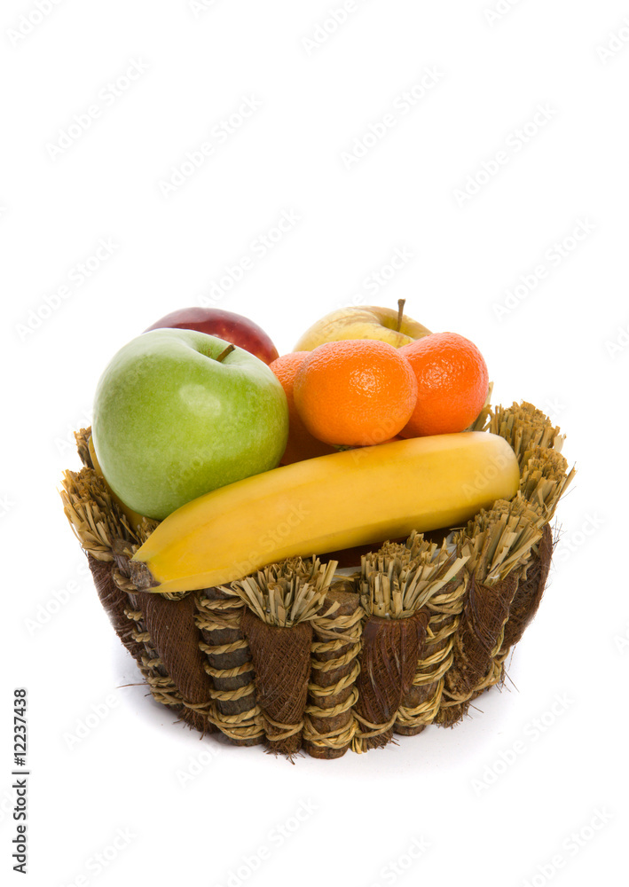编织篮子里的新鲜水果