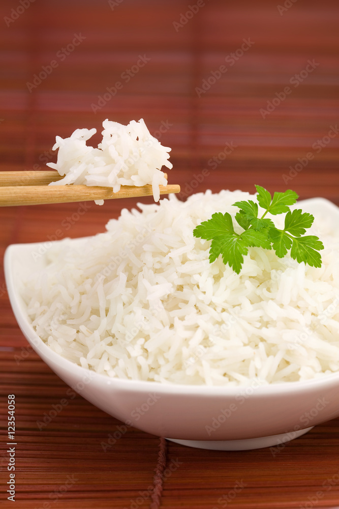 席子上的碗米饭