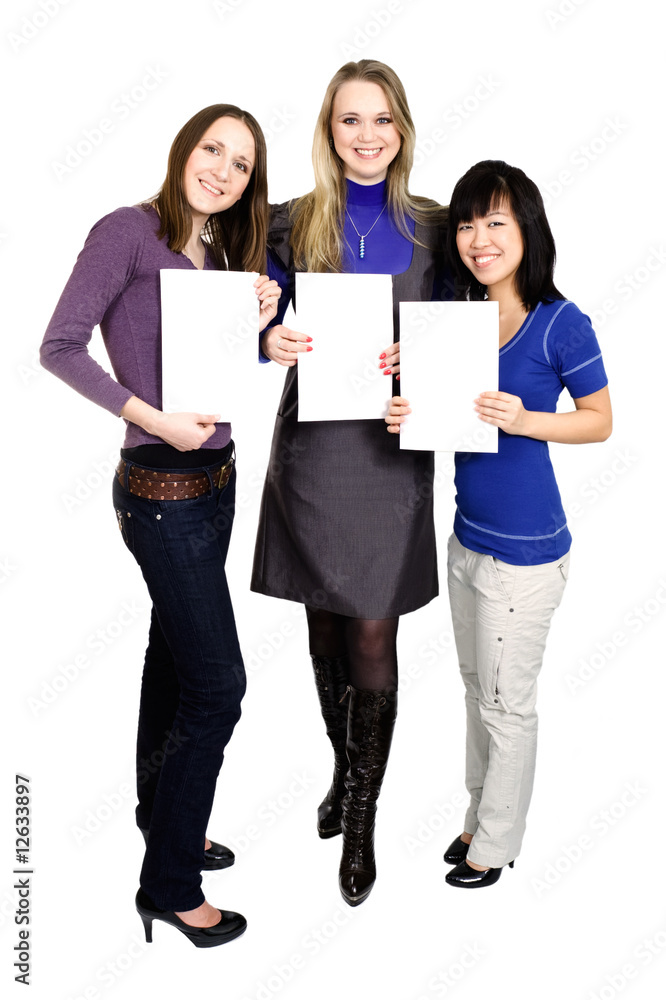 三个女人拿着白皮书