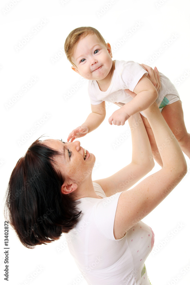 欢笑的婴儿与母亲玩耍