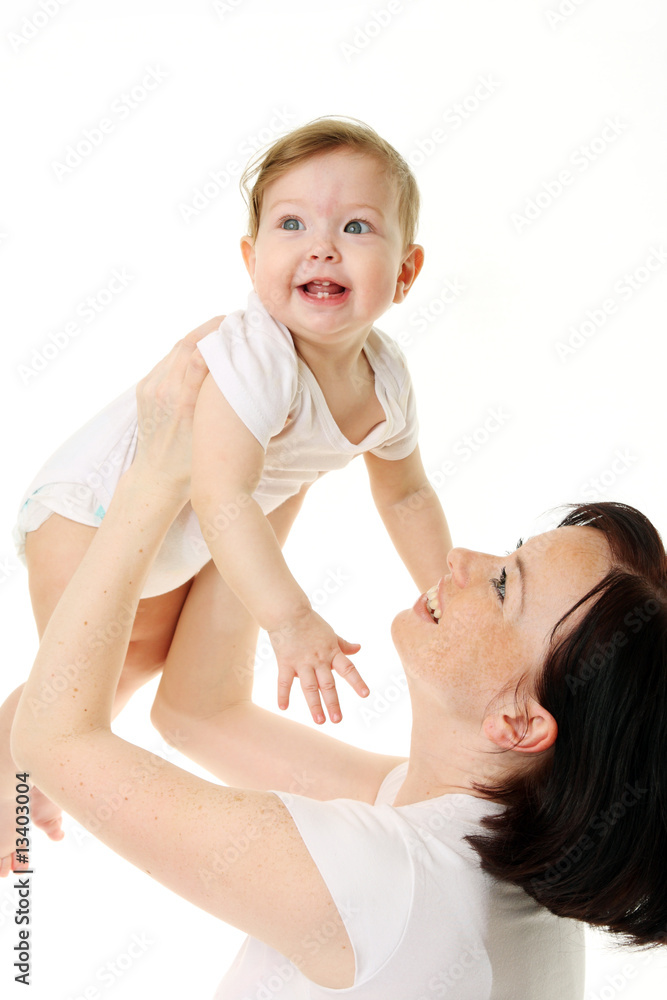 大笑的婴儿与母亲玩耍