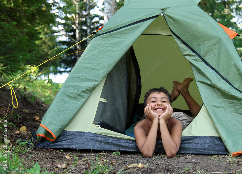露营帐篷里的快乐男孩
