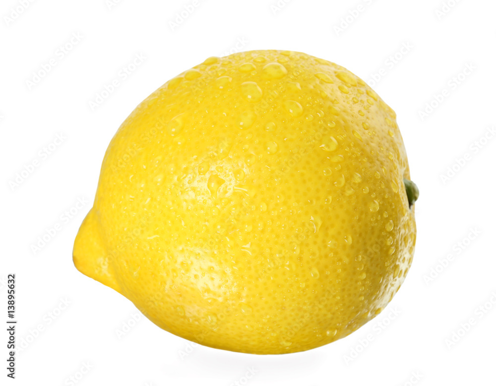 新鲜柠檬在白色上隔离