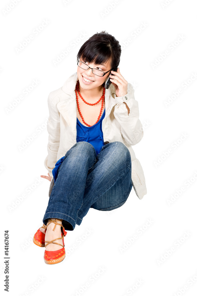 亚洲女孩在手机上说话