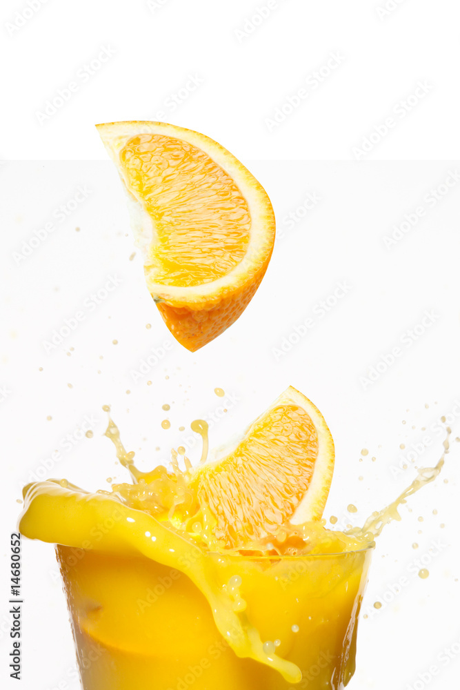 橙子片掉在果汁里