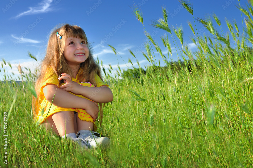 小女孩在草地上做梦