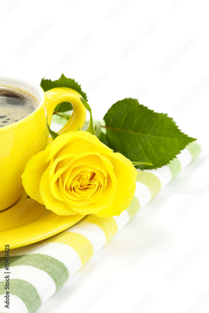 一杯咖啡和美丽的黄玫瑰