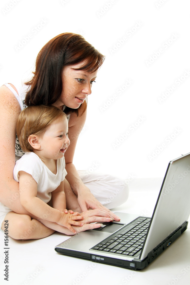 母亲和婴儿与笔记本电脑隔离在白色