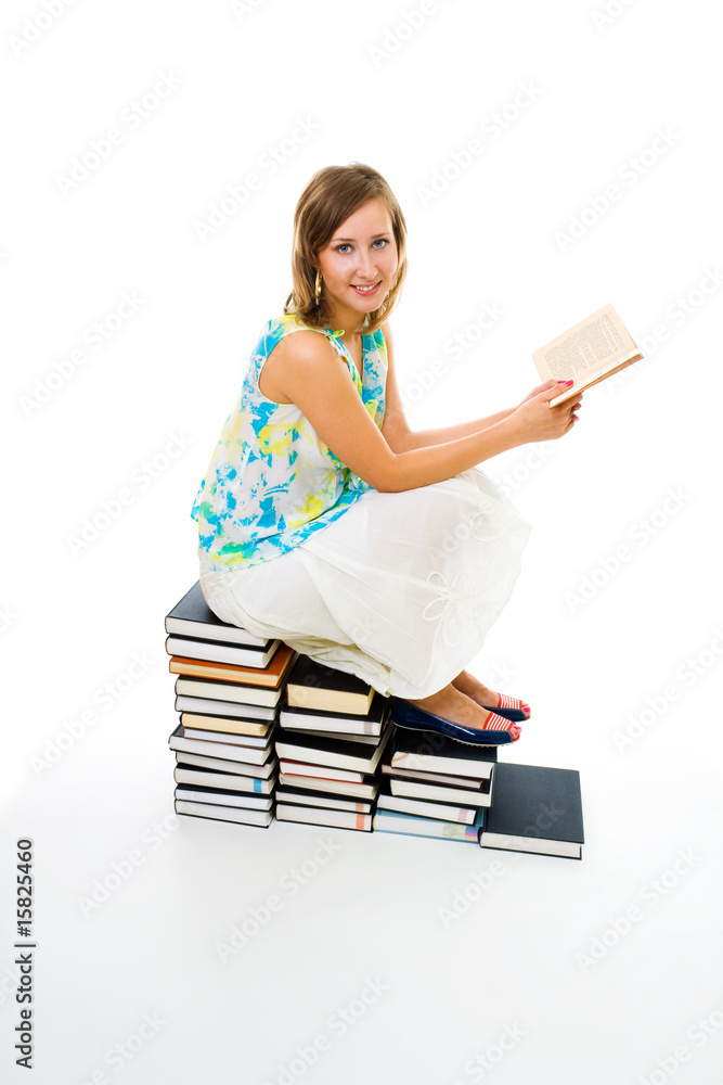 坐在一堆书上看书的女人