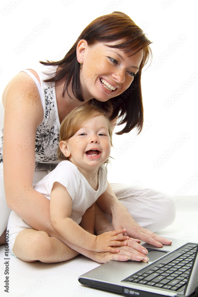白色隔离带笔记本电脑的母亲和婴儿