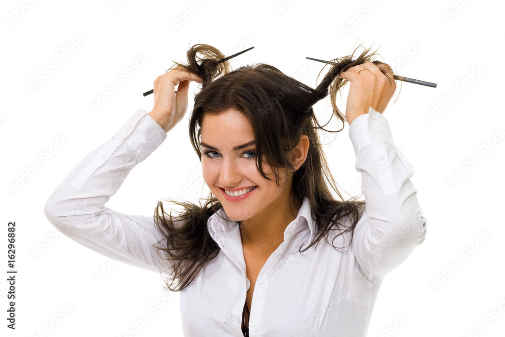 女人用棍子捻头发