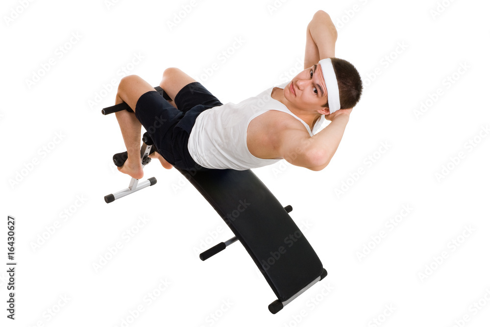 年轻人在长凳上锻炼腹部肌肉